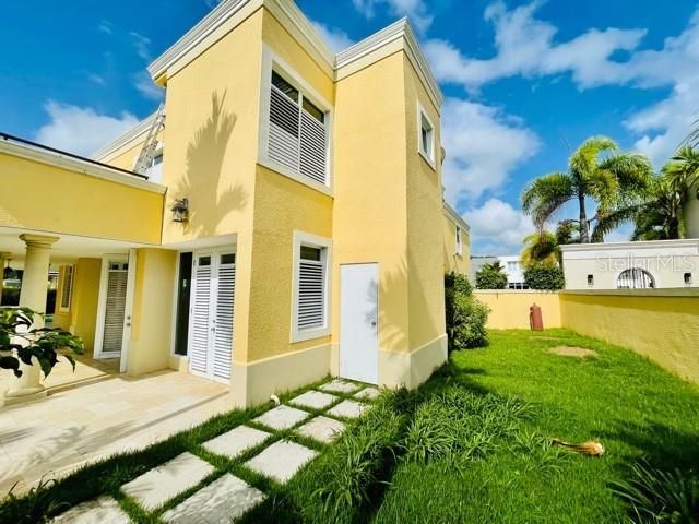 Vendido Recientemente: $460,000 (4 camas, 4 baños, 3250 Pies cuadrados)