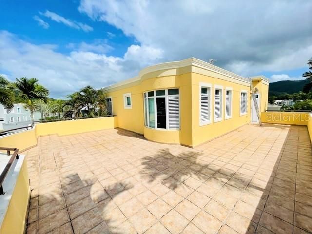 Vendido Recientemente: $460,000 (4 camas, 4 baños, 3250 Pies cuadrados)