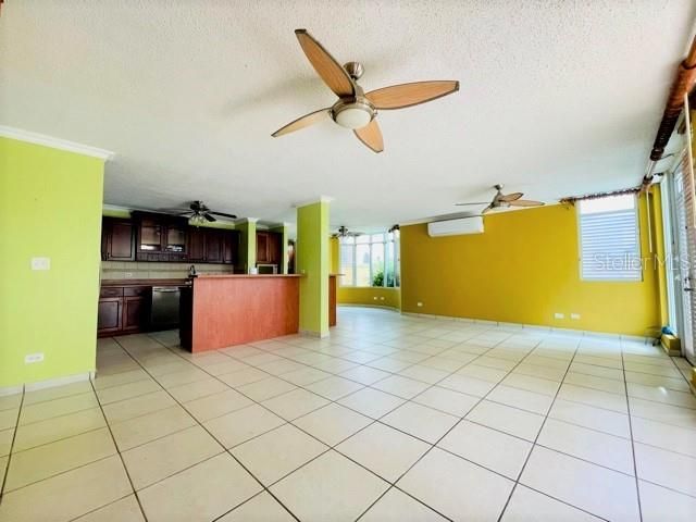 Vendido Recientemente: $460,000 (4 camas, 4 baños, 3250 Pies cuadrados)