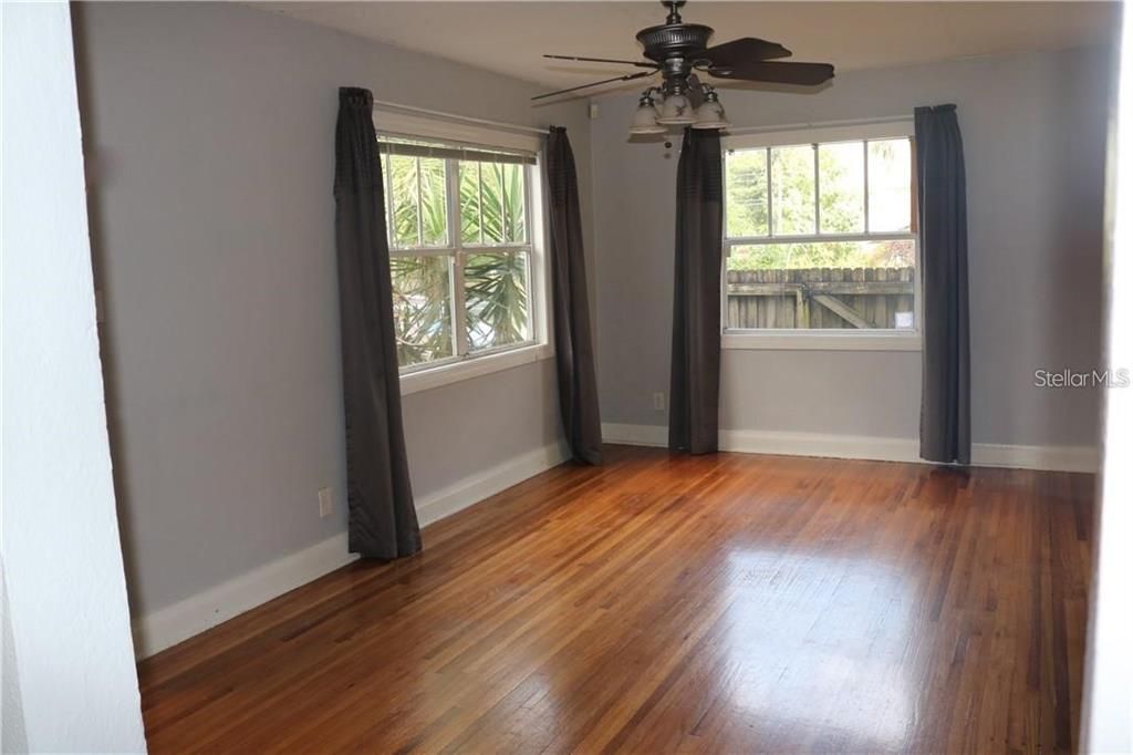 Recently Rented: $1,600 (2 beds, 1 baths, 990 Square Feet)