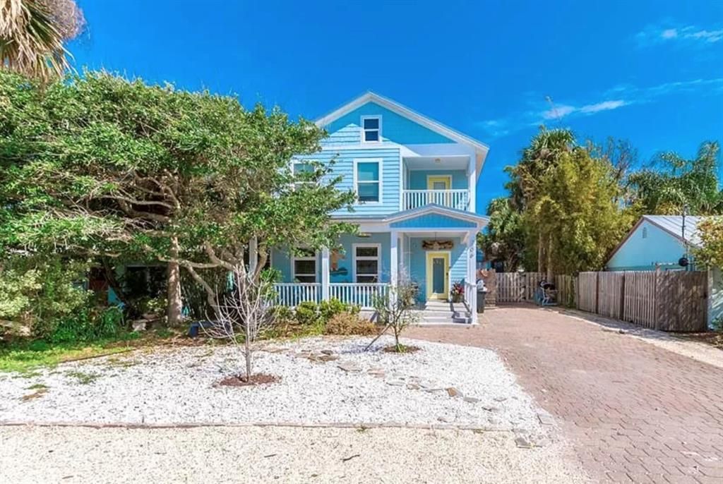 Recently Sold: $875,000 (4 beds, 3 baths, 2370 Square Feet)