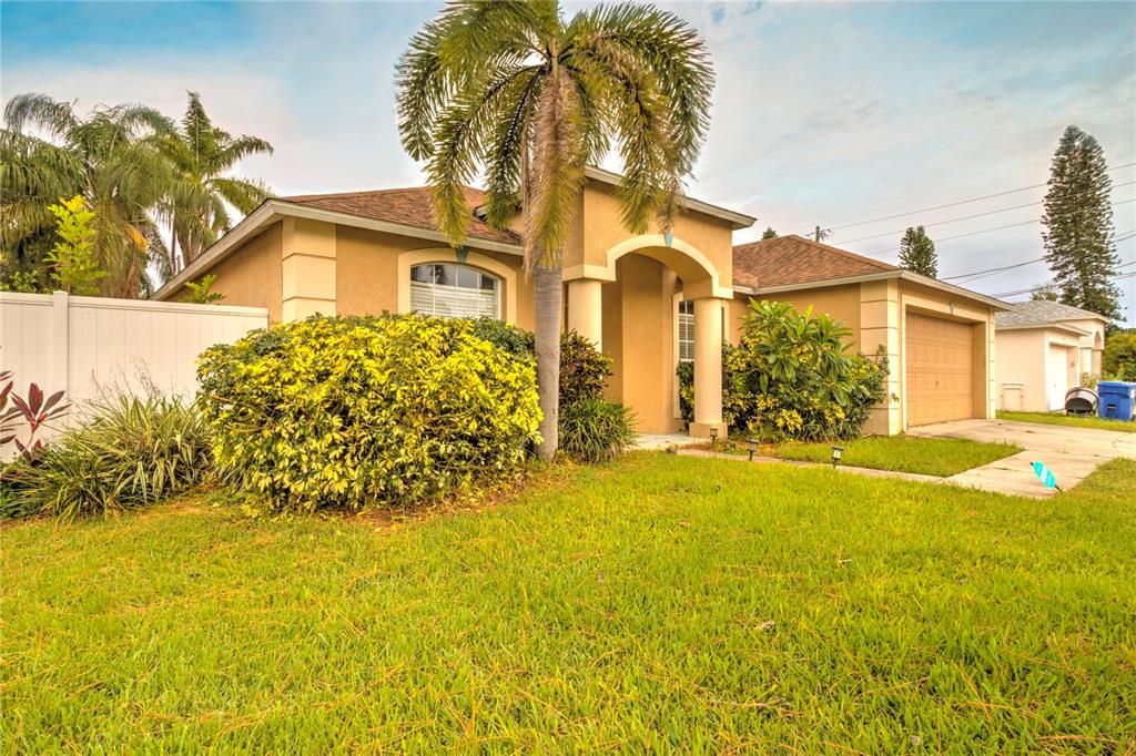 Recently Sold: $425,000 (3 beds, 2 baths, 1394 Square Feet)