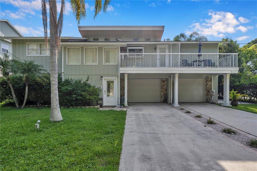 Recently Sold: $940,000 (4 beds, 3 baths, 2268 Square Feet)