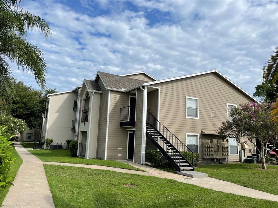 Recently Rented: $1,300 (2 beds, 2 baths, 956 Square Feet)