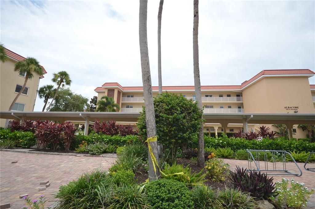 Recently Sold: $440,000 (2 beds, 2 baths, 991 Square Feet)