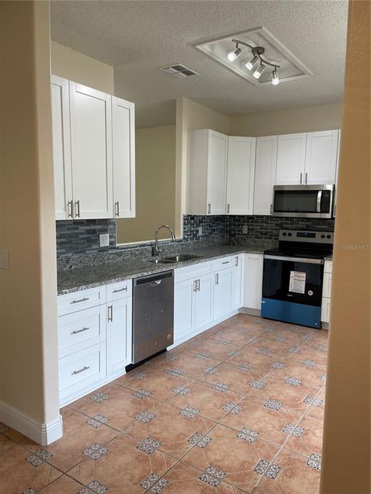 Recently Sold: $300,000 (3 beds, 2 baths, 1387 Square Feet)