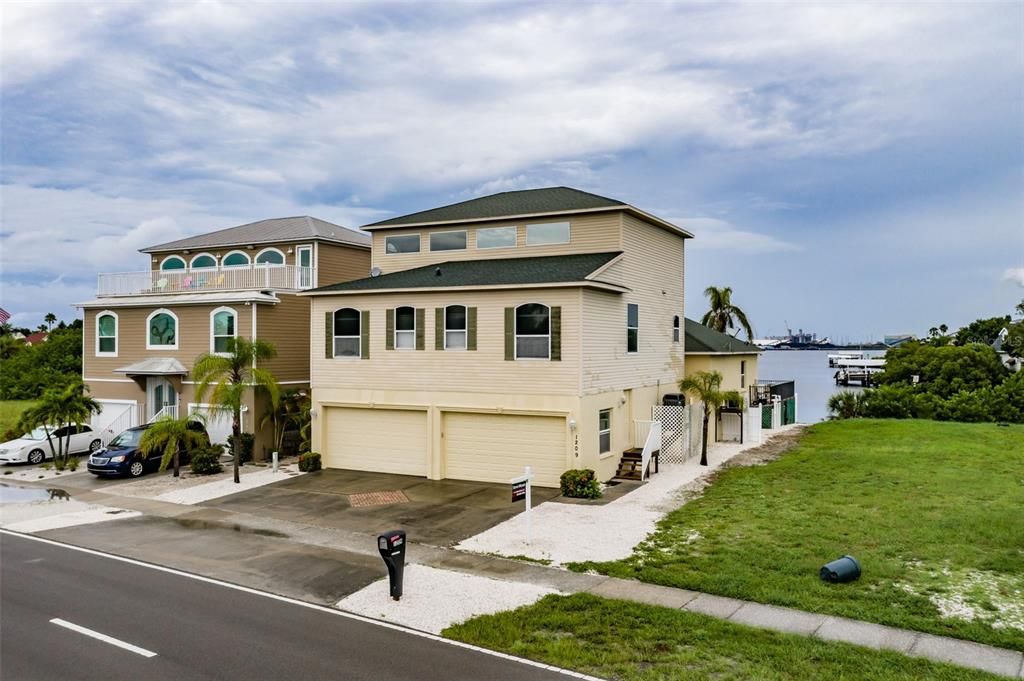 Recently Sold: $1,200,000 (5 beds, 4 baths, 3279 Square Feet)