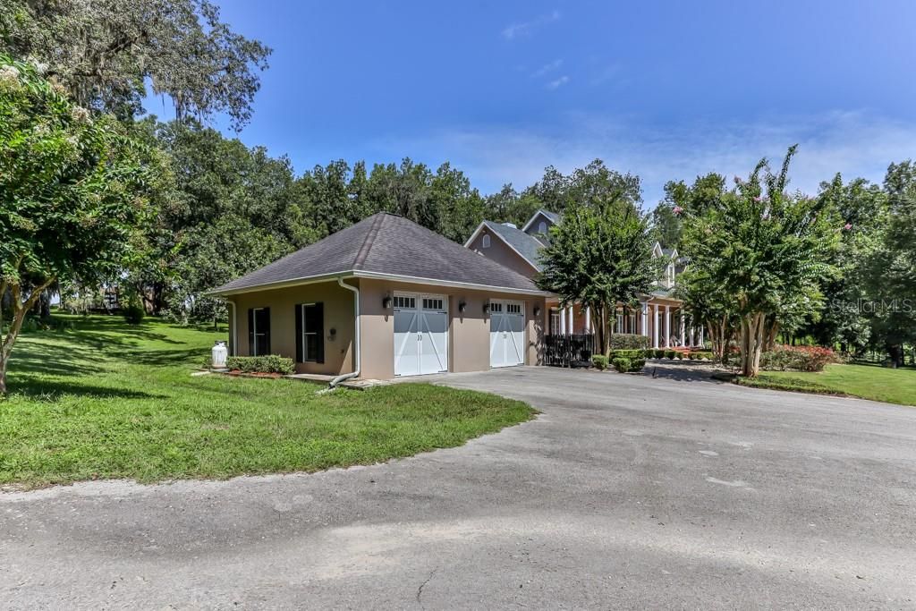 724 sf Detached Garage