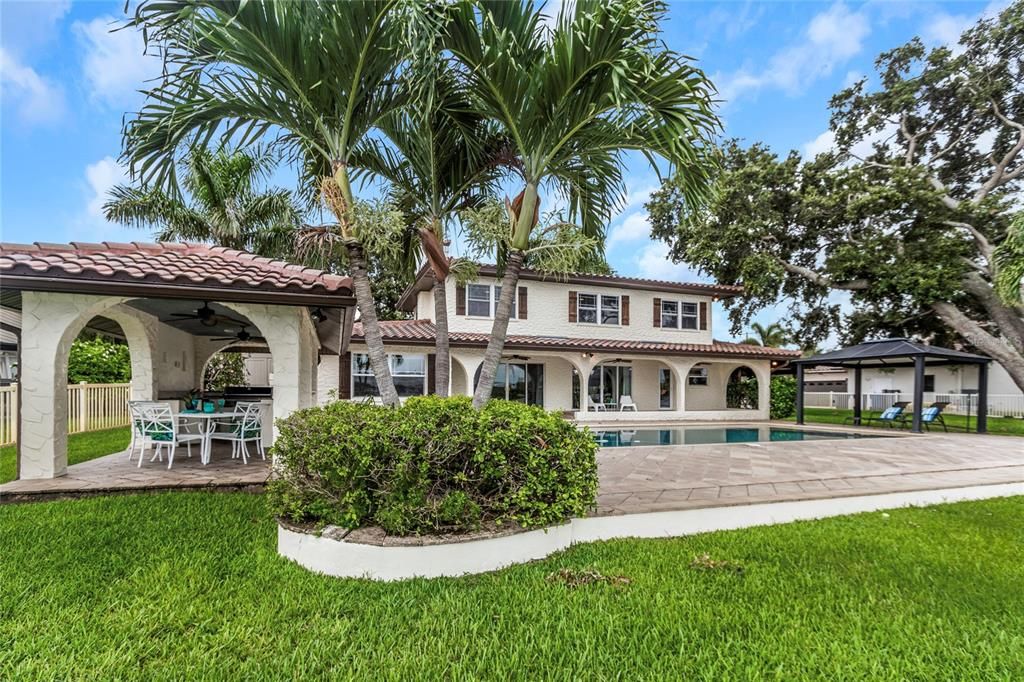 Recently Sold: $2,695,000 (5 beds, 4 baths, 3272 Square Feet)