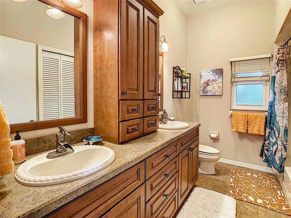 最近售出: $989,000 (3 贝兹, 2 浴室, 2924 平方英尺)
