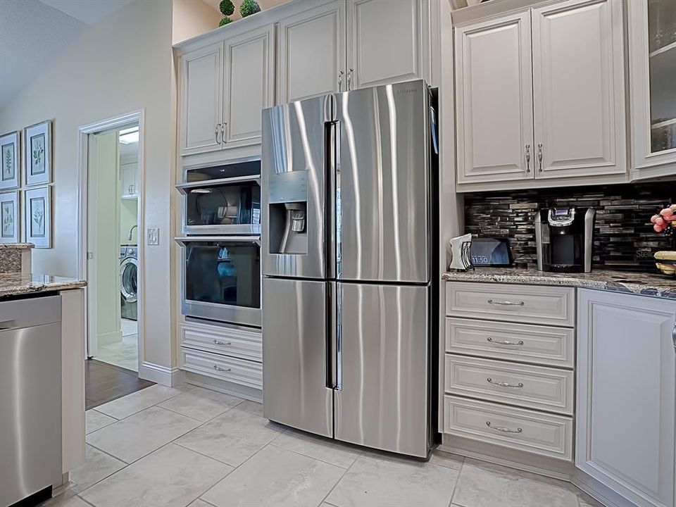 STAINLESS APPLIANCES WITH 4 DOOR FLEX REFRIGERATOR!