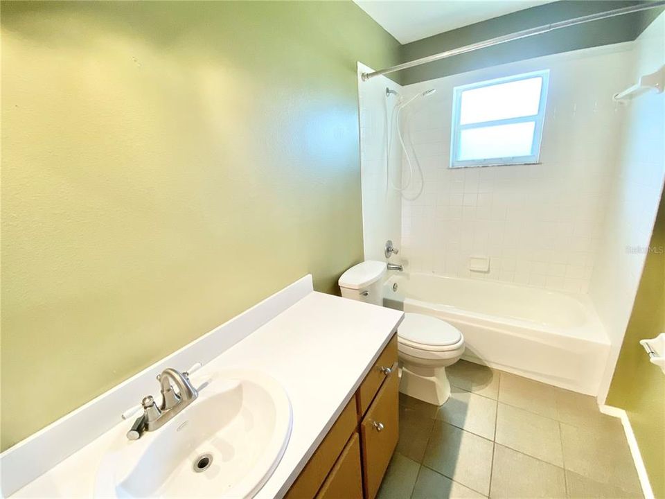 最近售出: $180,000 (2 贝兹, 1 浴室, 895 平方英尺)