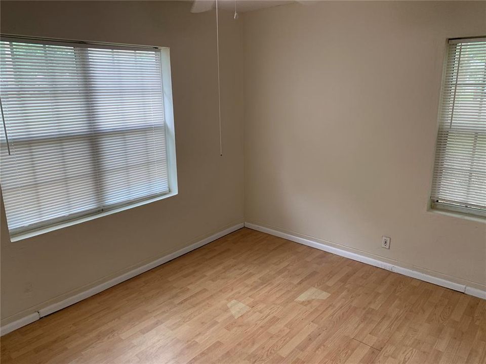 Recently Rented: $1,300 (2 beds, 1 baths, 880 Square Feet)