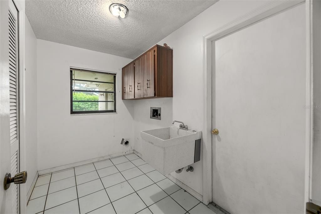 Vendido Recientemente: $450,000 (4 camas, 2 baños, 2197 Pies cuadrados)