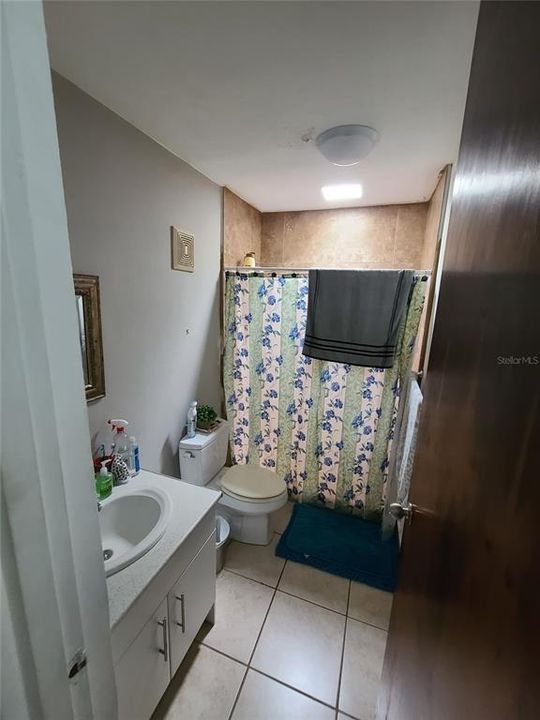 Vendido Recientemente: $244,000 (4 camas, 2 baños, 1800 Pies cuadrados)