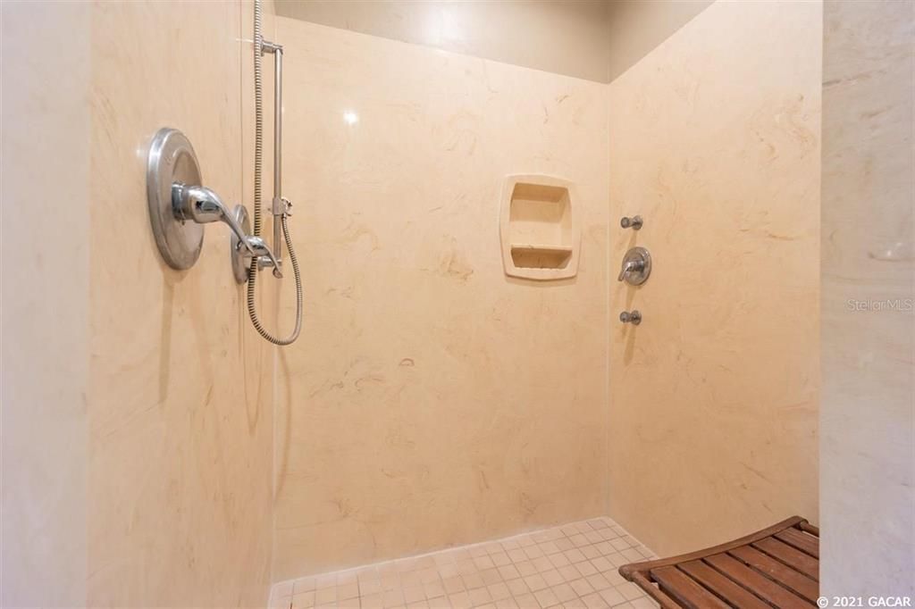 Недавно продано: $625,000 (5 спален, 4 ванн, 6724 Квадратных фут)