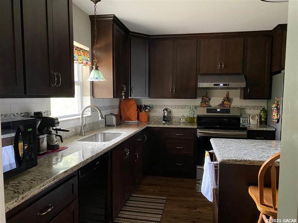 Vendido Recientemente: $319,900 (4 camas, 2 baños, 2170 Pies cuadrados)