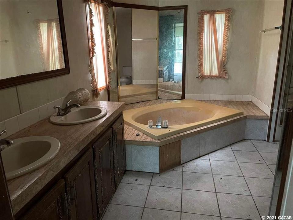 最近售出: $35,000 (3 贝兹, 2 浴室, 1527 平方英尺)