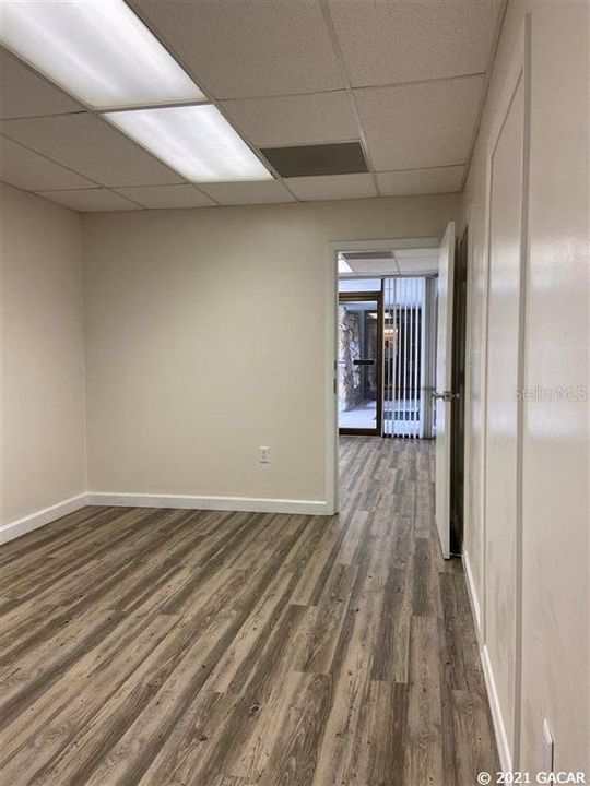 Под контрактом: $900 (0 спален, 0 ванн, 320 Квадратных фут)