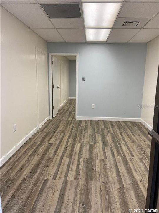 Под контрактом: $900 (0 спален, 0 ванн, 320 Квадратных фут)