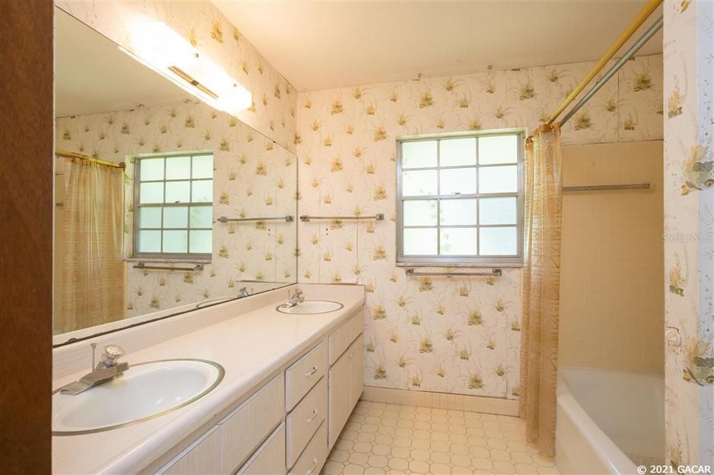 最近售出: $335,000 (3 贝兹, 2 浴室, 2464 平方英尺)