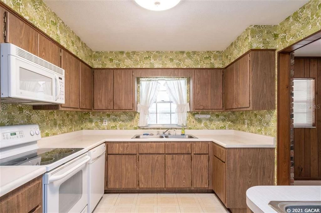 Recently Sold: $335,000 (3 beds, 2 baths, 2464 Square Feet)