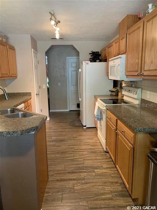 Recently Rented: $1,950 (3 beds, 2 baths, 1732 Square Feet)