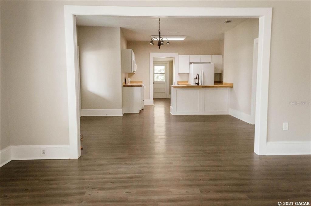 Recently Sold: $225,000 (3 beds, 2 baths, 1798 Square Feet)