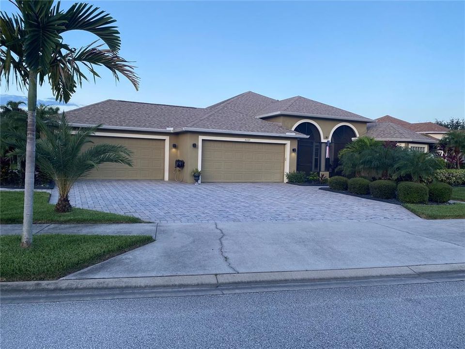 Recently Sold: $645,000 (4 beds, 3 baths, 2566 Square Feet)