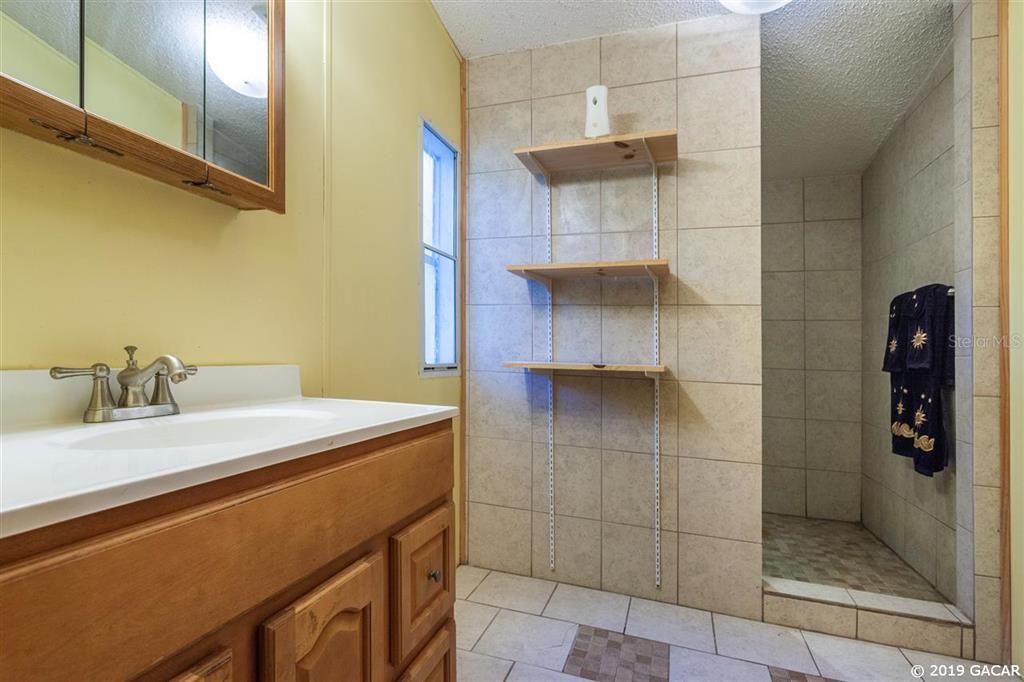 最近售出: $98,000 (3 贝兹, 2 浴室, 960 平方英尺)