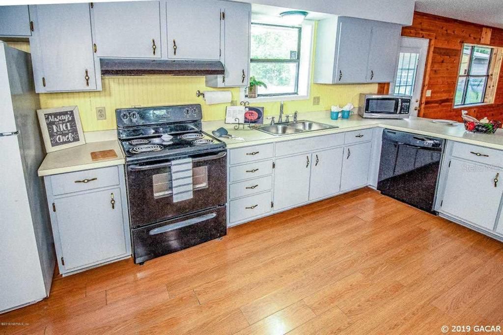 Recently Sold: $225,500 (3 beds, 2 baths, 1883 Square Feet)