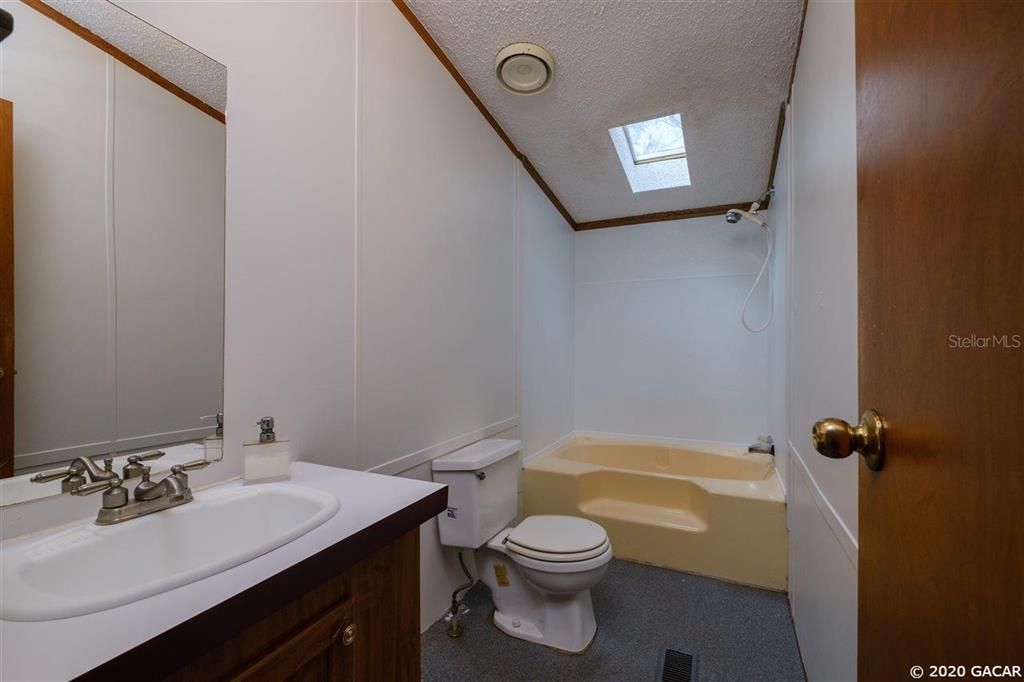 最近售出: $95,000 (3 贝兹, 2 浴室, 864 平方英尺)