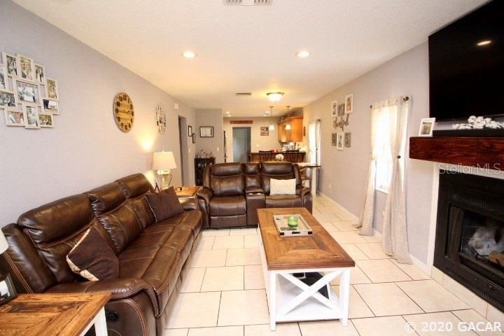 Recently Sold: $129,900 (3 beds, 2 baths, 1271 Square Feet)