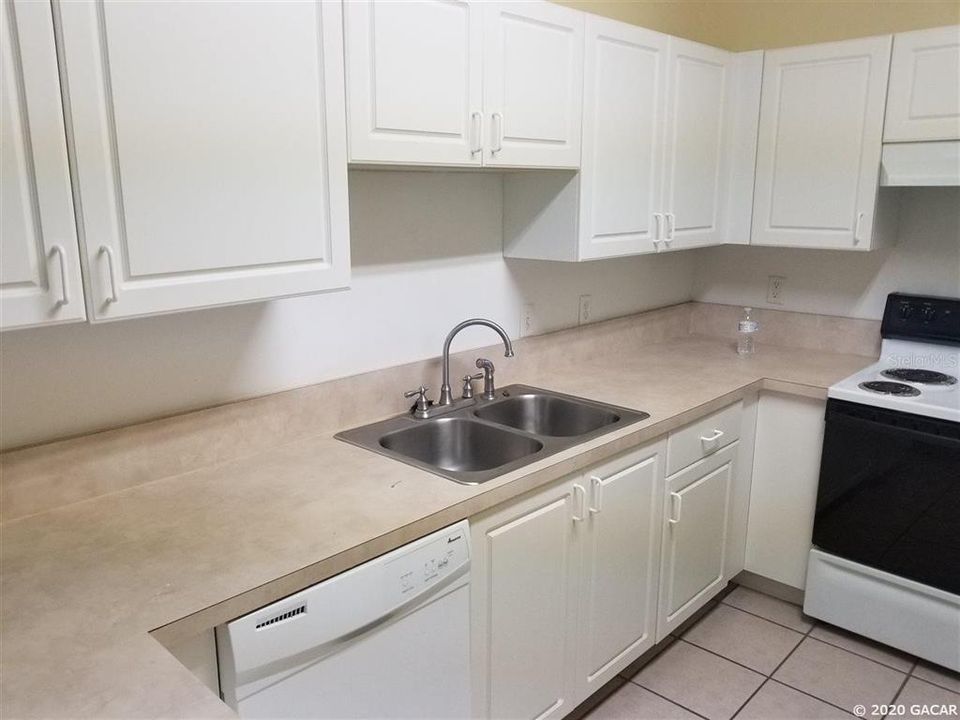 Recently Rented: $950 (1 beds, 1 baths, 888 Square Feet)