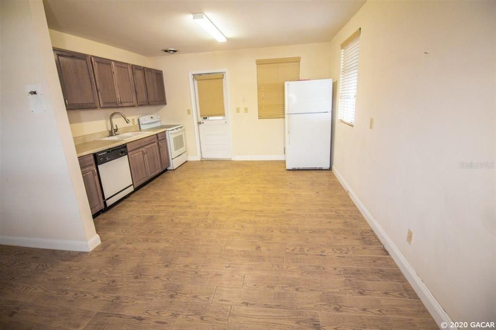 Recently Sold: $169,500 (2 beds, 1 baths, 888 Square Feet)