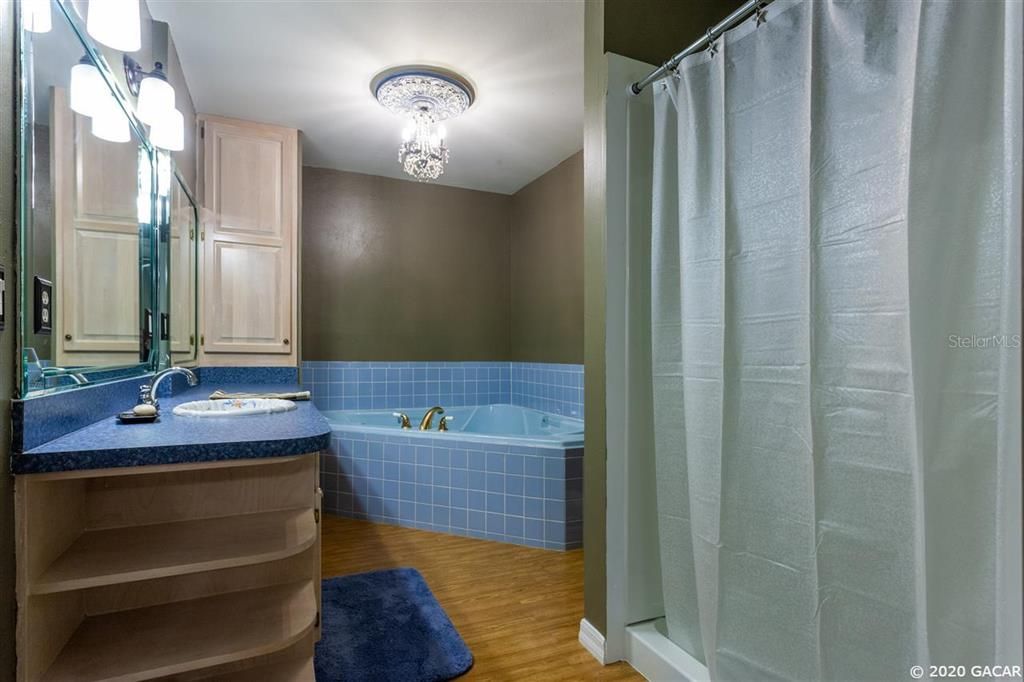 最近售出: $399,000 (7 贝兹, 5 浴室, 5731 平方英尺)