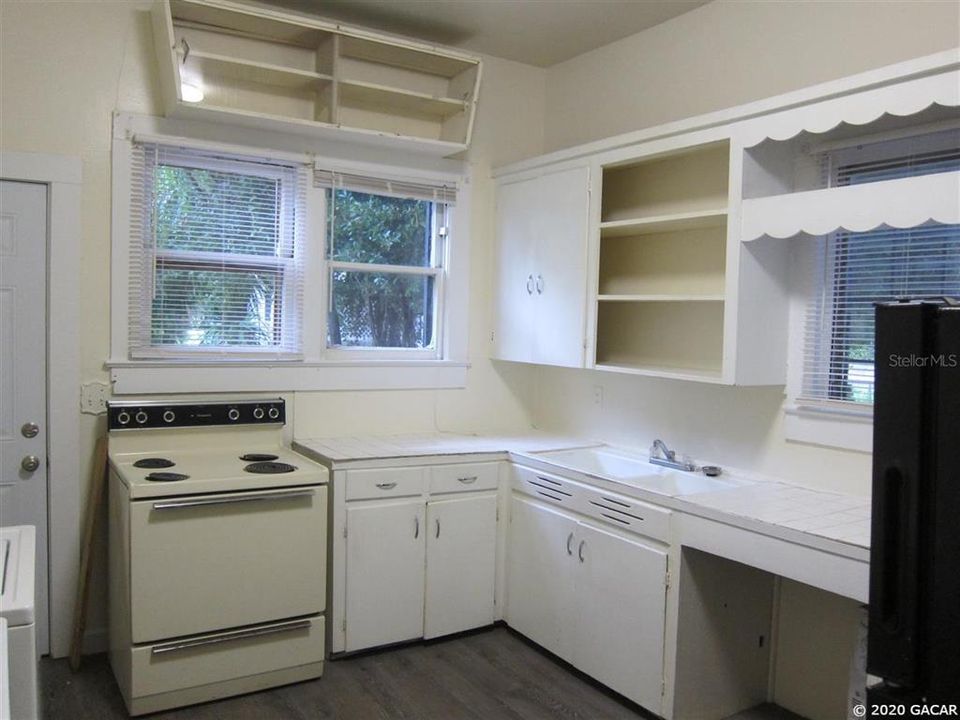 Recently Rented: $775 (2 beds, 1 baths, 888 Square Feet)