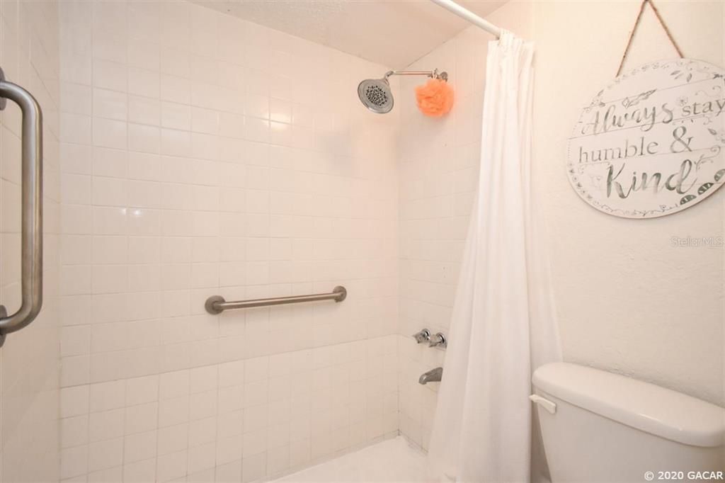 Recently Rented: $865 (1 beds, 1 baths, 1070 Square Feet)