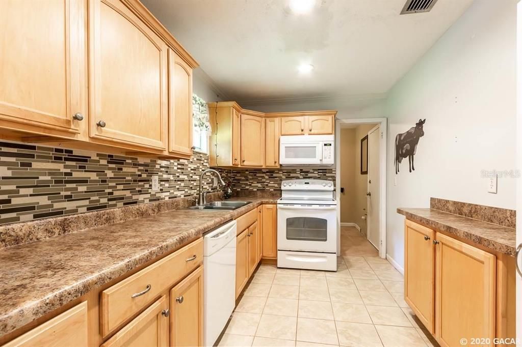 Recently Sold: $170,000 (3 beds, 2 baths, 1471 Square Feet)