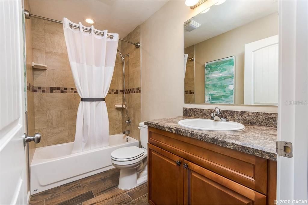 最近售出: $239,900 (4 贝兹, 2 浴室, 1600 平方英尺)