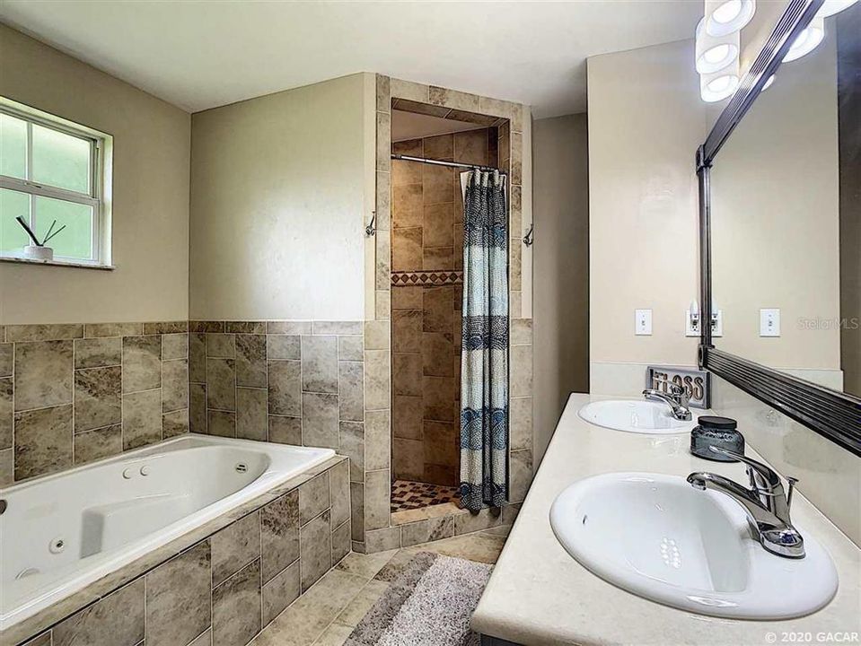 最近售出: $170,000 (3 贝兹, 2 浴室, 1420 平方英尺)