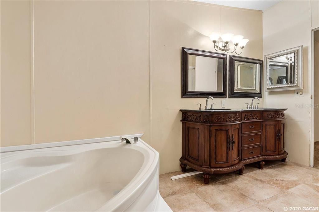 最近售出: $124,900 (4 贝兹, 2 浴室, 1560 平方英尺)
