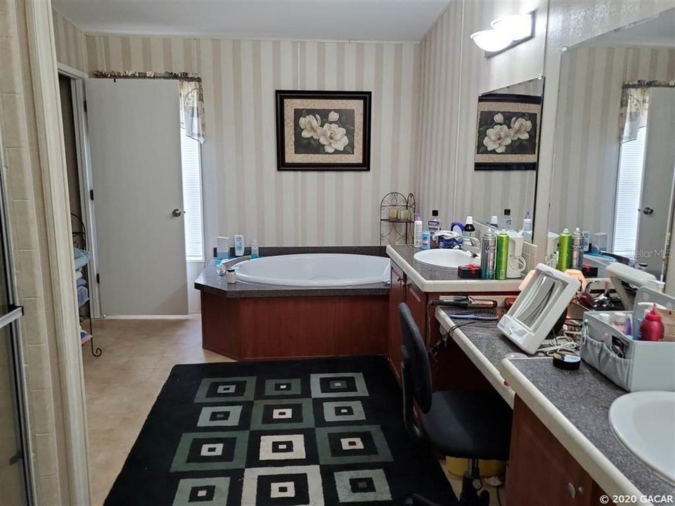 Vendido Recientemente: $290,000 (4 camas, 3 baños, 2280 Pies cuadrados)