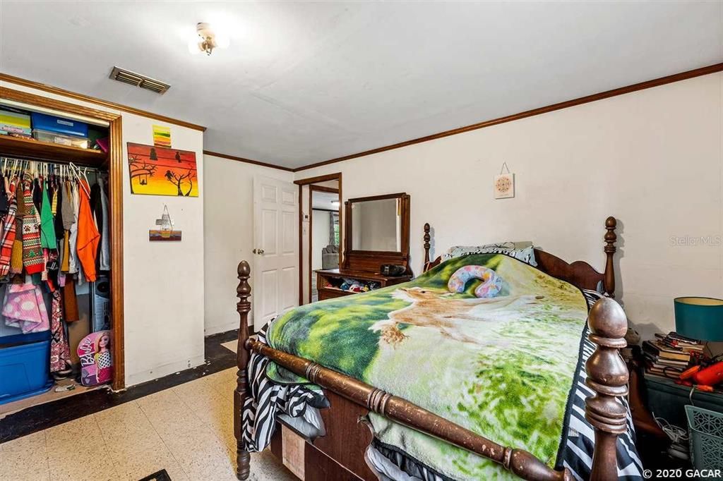 Vendido Recientemente: $270,000 (3 camas, 2 baños, 2220 Pies cuadrados)