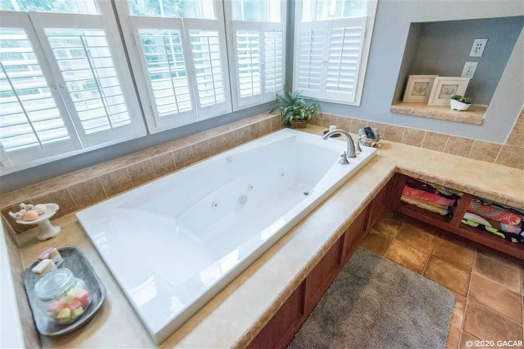 Недавно продано: $225,000 (3 спален, 3 ванн, 2356 Квадратных фут)
