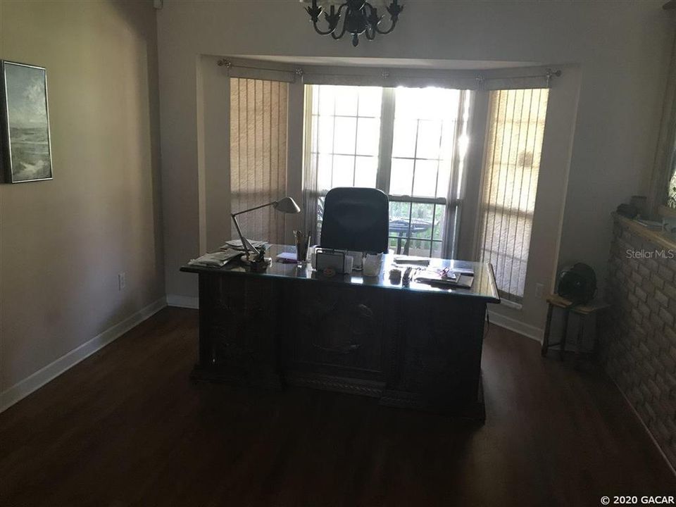 Vendido Recientemente: $399,900 (3 camas, 2 baños, 3109 Pies cuadrados)