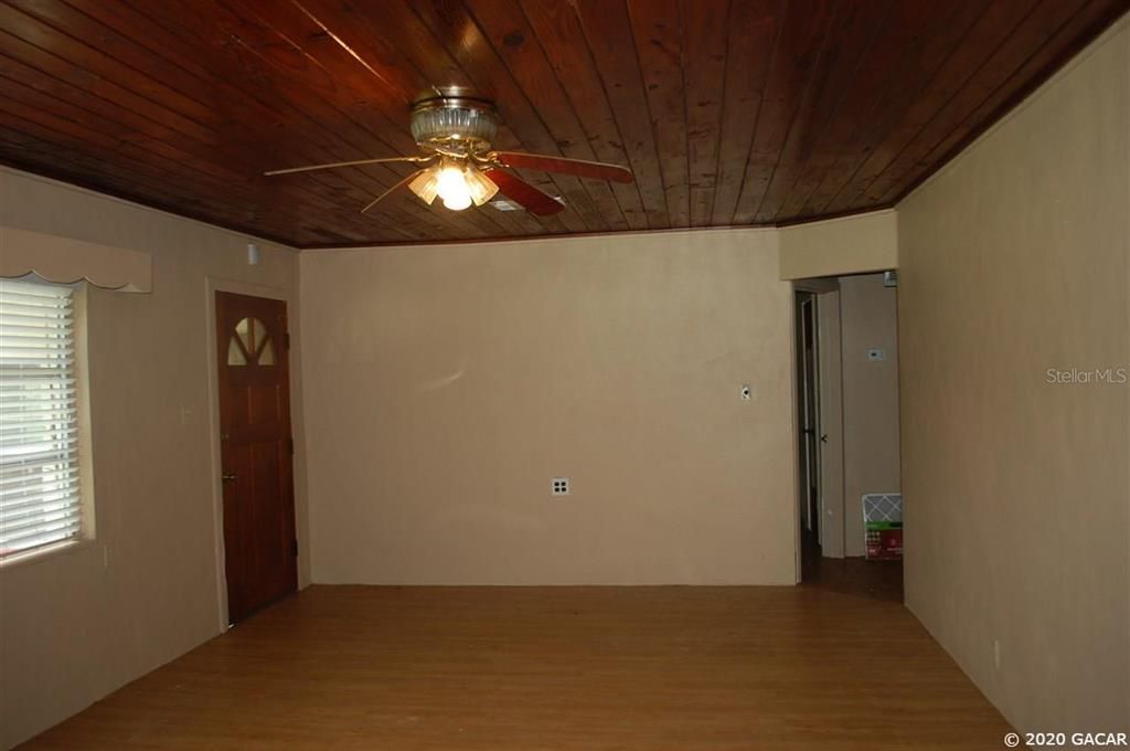 Vendido Recientemente: $151,000 (4 camas, 2 baños, 1684 Pies cuadrados)