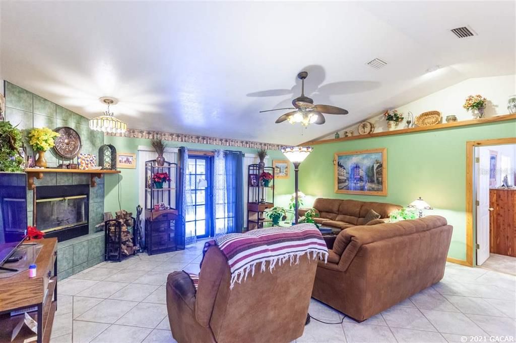 Recently Sold: $282,000 (3 beds, 2 baths, 1719 Square Feet)