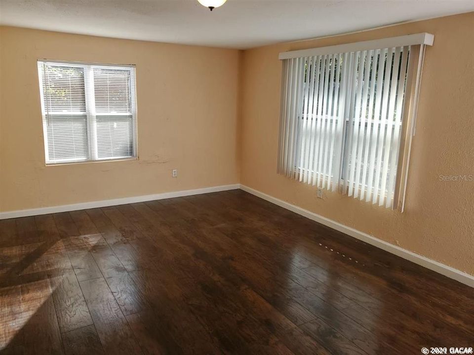 Recently Rented: $1,220 (3 beds, 1 baths, 800 Square Feet)
