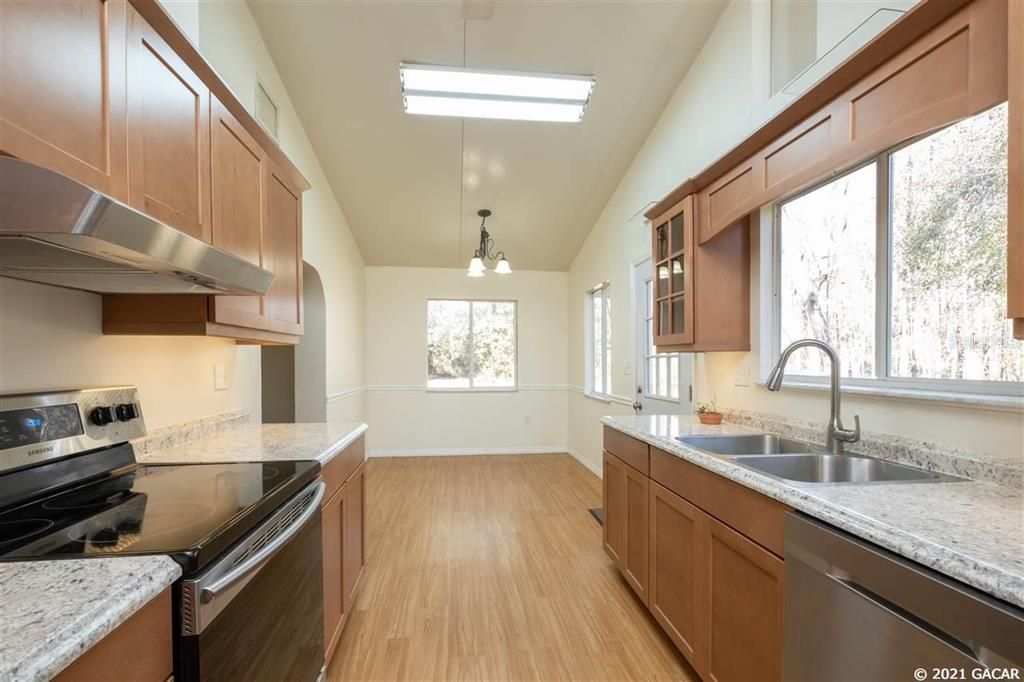 Recently Sold: $230,000 (3 beds, 3 baths, 1870 Square Feet)